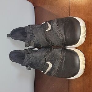 (J4) Nike Air, black & white LeBron Solider sz 12